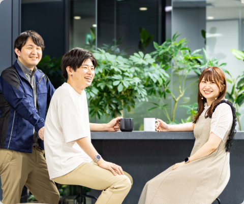 社員がオフィスで交流する様子